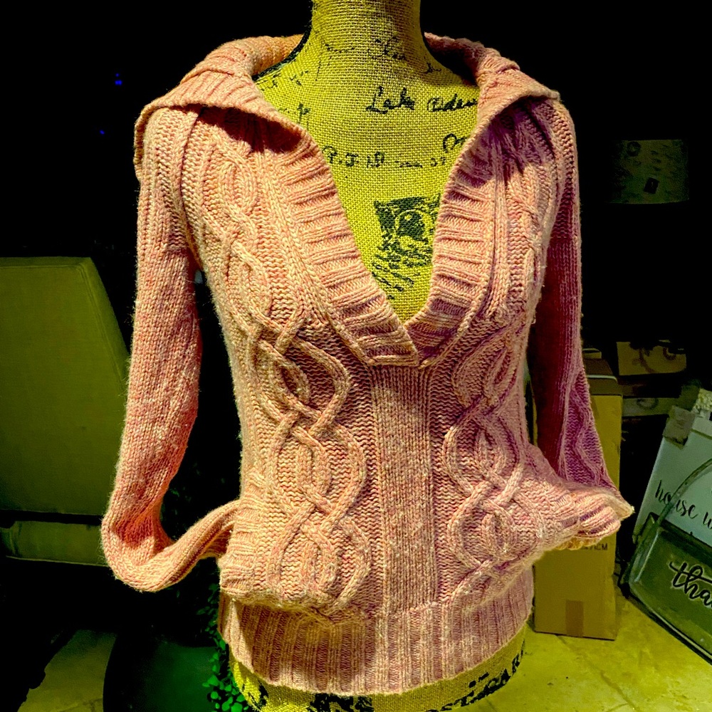 American Eagle sweater- Darling collar- long sleeves front pockets Vneck so cute